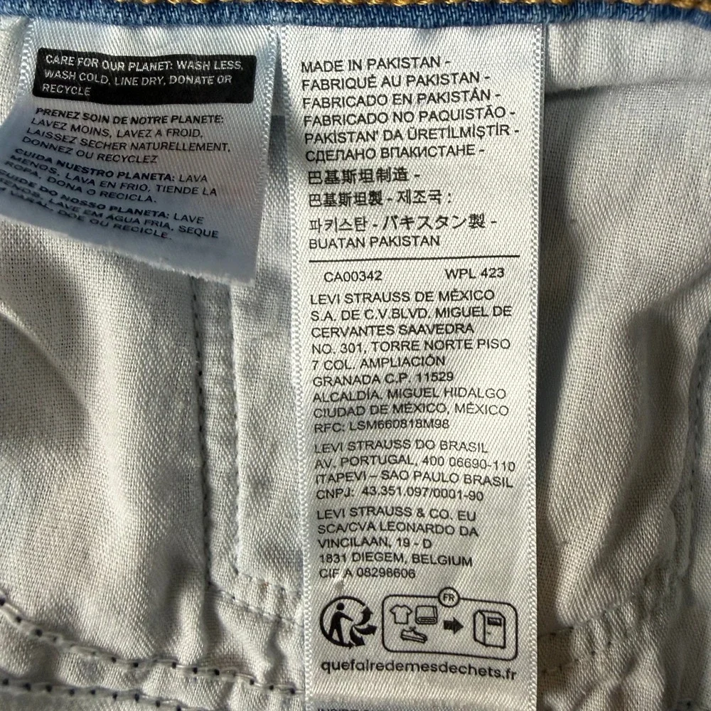 Levis Jeans Womens 10 Blue Light Wash Classic Bootcut Distressed Stretch 32x31